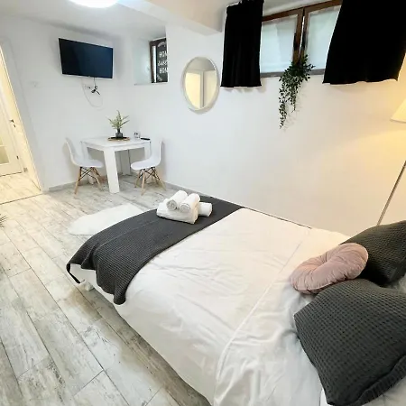 Apartment The Temple - Half Ground Level With Windows - Demisol