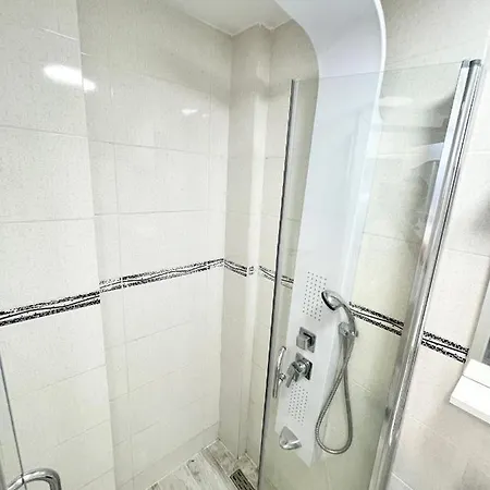 The Temple - Half Ground Level With Windows - Demisol Apartment Bukarest