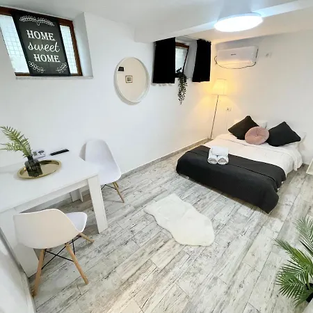 The Temple - Half Ground Level With Windows - Demisol Apartment