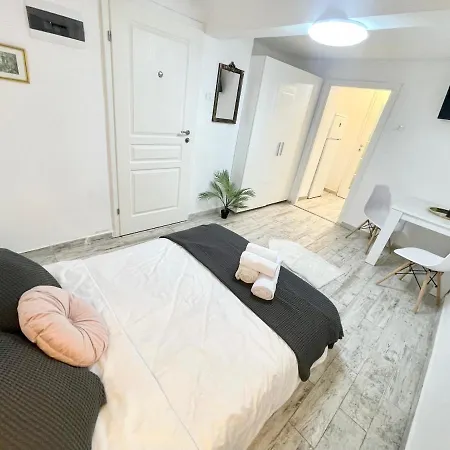 The Temple - Half Ground Level With Windows - Demisol Apartment *