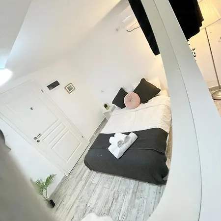 Apartment The Temple - Half Ground Level With Windows - Demisol *