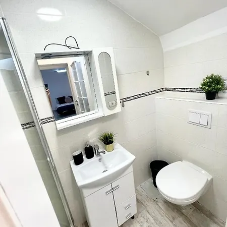 The Temple - Half Ground Level With Windows - Demisol Apartment *