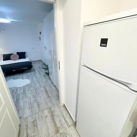 The Temple - Half Ground Level With Windows - Demisol Apartment *