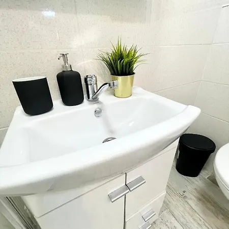 The Temple - Half Ground Level With Windows - Demisol Apartment