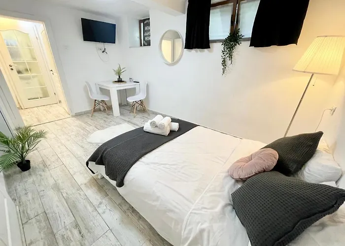 Apartament The Temple - Half Ground Level With Windows - Demisol