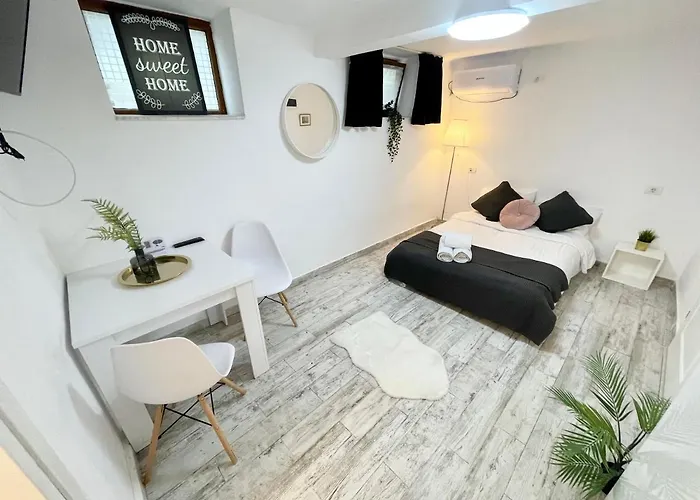 The Temple - Half Ground Level With Windows - Demisol Apartament