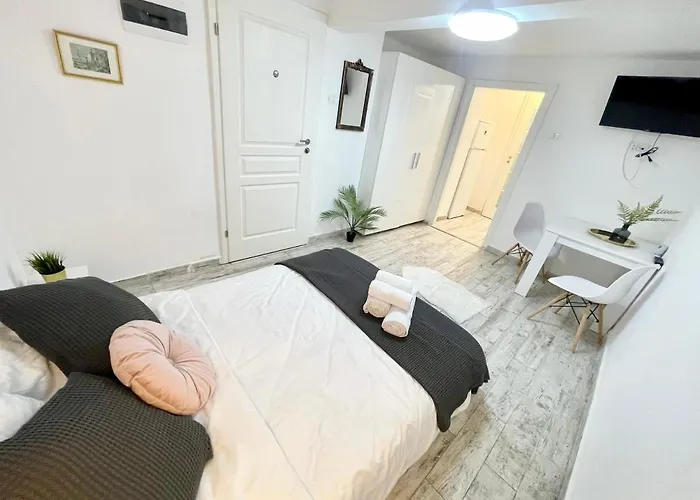 The Temple - Half Ground Level With Windows - Demisol Apartament *