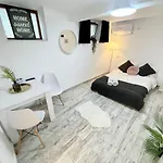 The Temple - Half Ground Level With Windows - Demisol Apartamento
